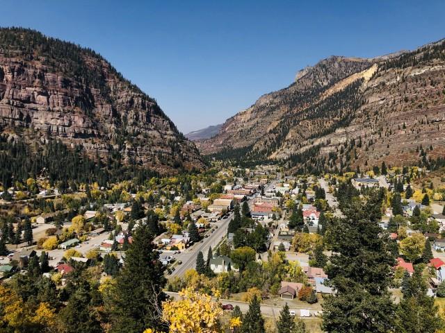 image of the town of ouray surrounded by the mountains